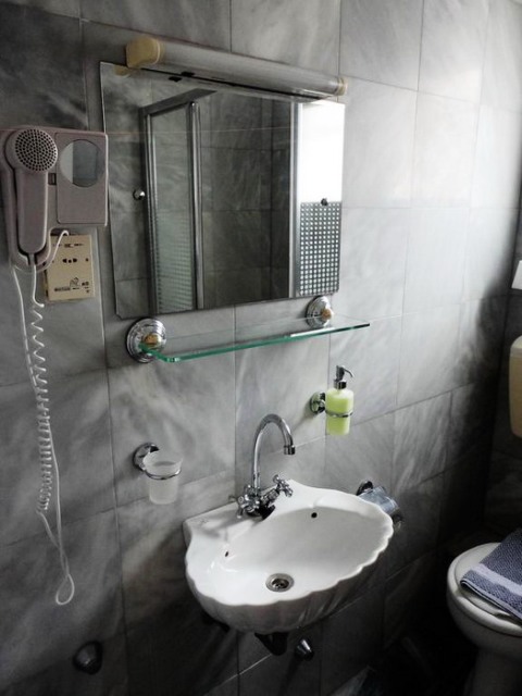 9-bathroom-grivas-rooms-sivota-vacation-greece-hotel-sivota-diakopes-thesprotia-epirus-aquarius-travel