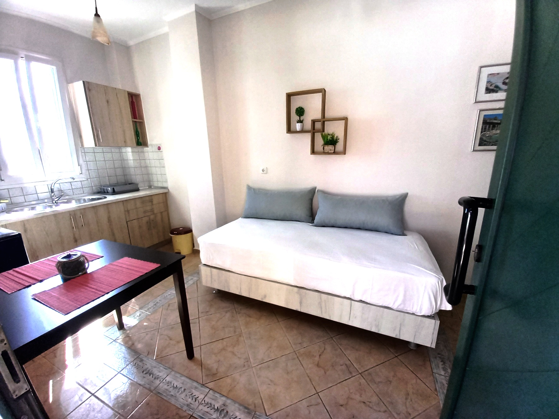 9. entrance-living-room-villa-sandy-apartments-sivota-vacation-greece-hotel-sivota-diakopes-thesprotia-epirus-aquarius-travel Appartamento A